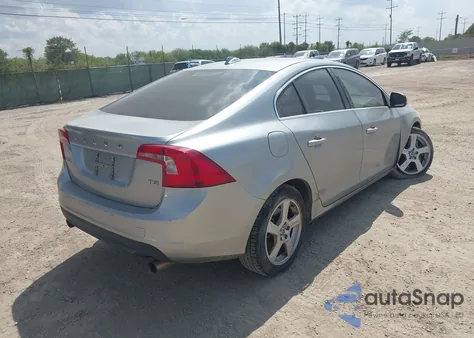 2013 Volvo S60 T5/T5 Platinum/T5 Premier/T5 Premier Plus z USA, uszkodzony, nr VIN YV1612FS0D2231027